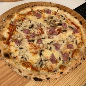 Pizza Hongos y Chorizo