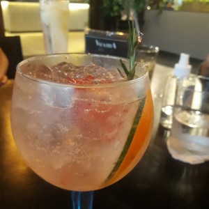 Gin Bombay con pepino, fresas y naranjas