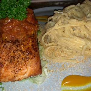 Salmon al grill con pasta en salsa blanca