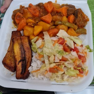 carne guisada, arroz, ensalada y tajadas
