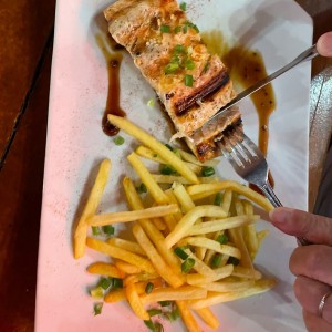 Otros - Salmom al Grill con papas fritas 