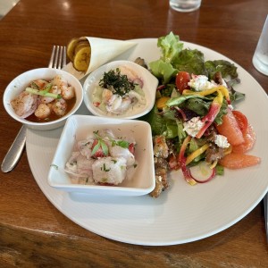 Variedad de ceviches y ensaladas