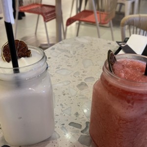 Limonada de coco y frutos rojos 