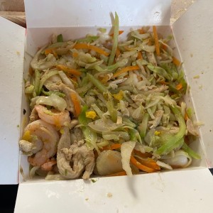 Chow mein sin fideos y extra de camarones