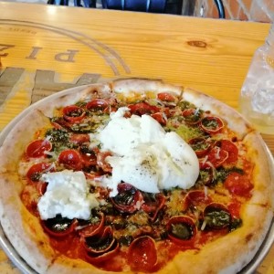 Pizza con Burrata en medio buenisima