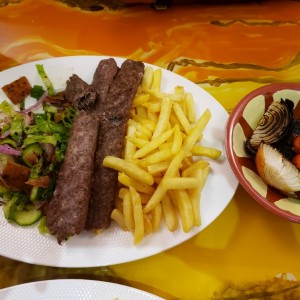 kebab de carne con ensalada