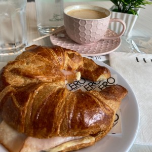 Croissant de pavo y queso con cafe decaf, leche de almendras y saborizado con avellana