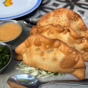 Empanadas de pescado al curry y queso amarillo