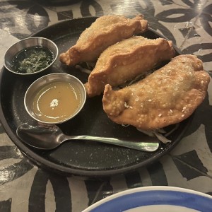 Empanadas de pescado al curry y queso amarillo