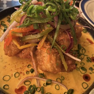 Corvina frita en salsa curry