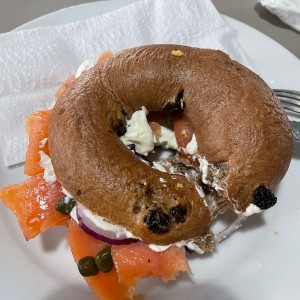 Bagel con salmon, queso crema y alcaparras