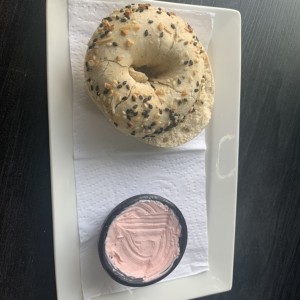 ET Everything bagel con strawberry cream