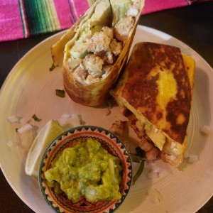 Burrito de Pollo y Aguacate // Chicken and Avocado Burrito