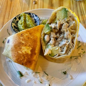 Burrito de Pollo y Aguacate // Chicken and Avocado Burrito