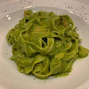 fetuccini al pesto con camarones 