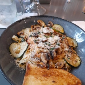 Fettuccine con Camarones Blackened