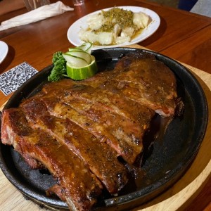 BBQ Ribs con Yuca al mojo