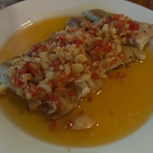 Filete de corvina al ajillo