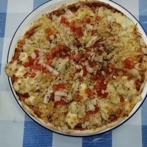 Pizza especial de pollo con tomates y hongos