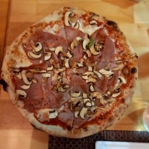 Nuestras Pizzas - Prosciutto Funghi