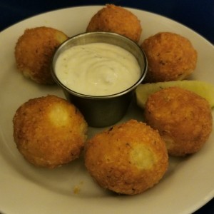 Croquetas de queso con tzatsiki