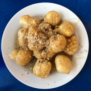 loukoumades (donuts griegos con miel y almendras)