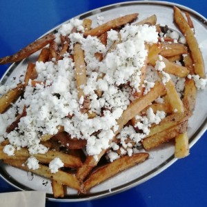 Papas fritas con feta