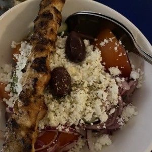 Horiatiki(ensalada griega) con brocheta de pollo