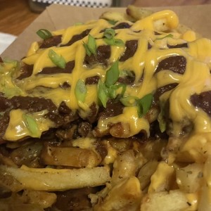 STARTERS - RICKYS CHILI FRIES