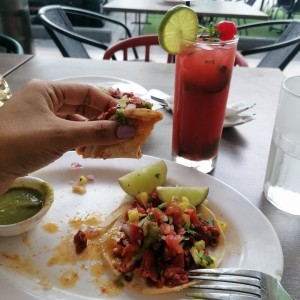 Tacos al Pastor y Mojito de Fresa