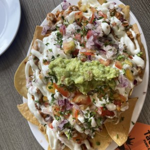 Nachos de pollo y chorizo 