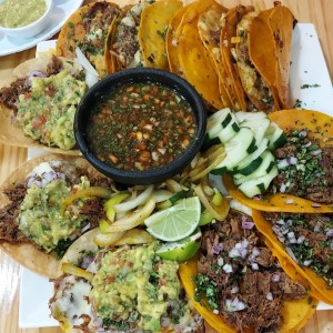 Bandeja deluxe de tacos de birria