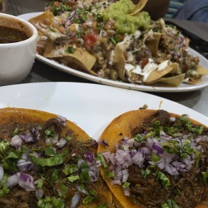 Nachos premiun y tacos birria
