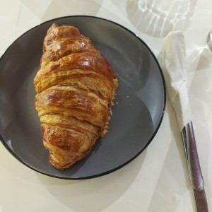 Desayunos - Croissant con relleno de Nutella 