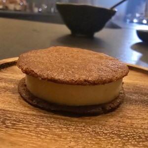 Galleta rellena de helado de miel ahumada