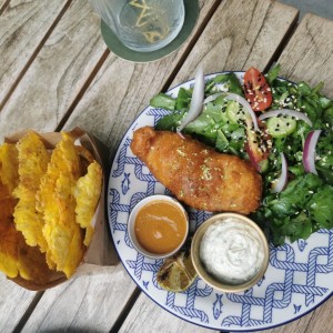 Pescado frito con patacones 