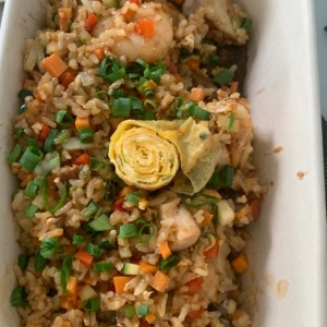 arroz con carne, camsron y pollo 