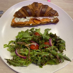 Croissant de salmon con ensalada