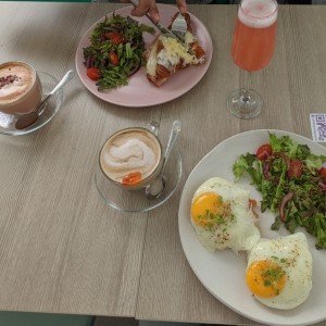 cafe de rosa, croissant, mimosa de lavanda cafe lavanda, huevos benedictinos