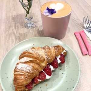 Latte Lavanda y Croissant con fresas y crema