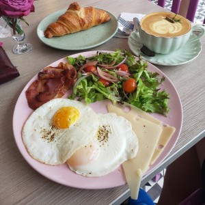 Desayuno con queso suizo, tocineta y ensalada de la casa. 