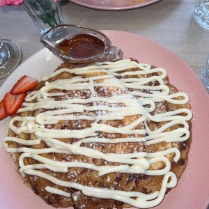 Cinnamon Roll Pancakes con cream cheese frosting