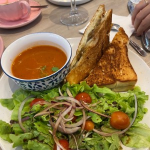 Emparedado de hongos y queso con sopa de tomate