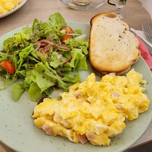 huevos revueltos con tostada