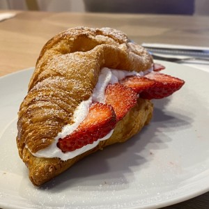 Croissant  de fresas y crema 