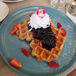 waffles de mermelada y fresas