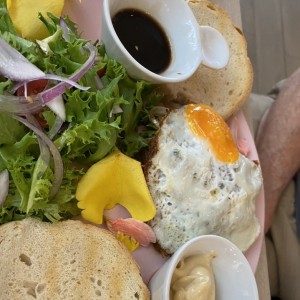 Bisket A caballo con Huevo frito , Cebollas salteadas y Tostadas