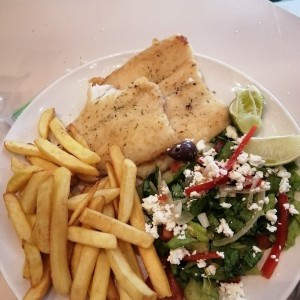 Filete de pescado con papistas y en salada griega 