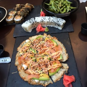 Sushi pizza de salmon ahumado 