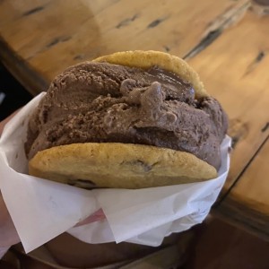 Galleta de helado con dark chocolate